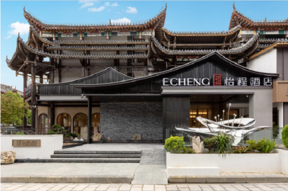 博鱼(中国)官方网站三店齐辉恩施：怡程旅店女儿城店以当代东方美学串起便利与文明的(图1)
